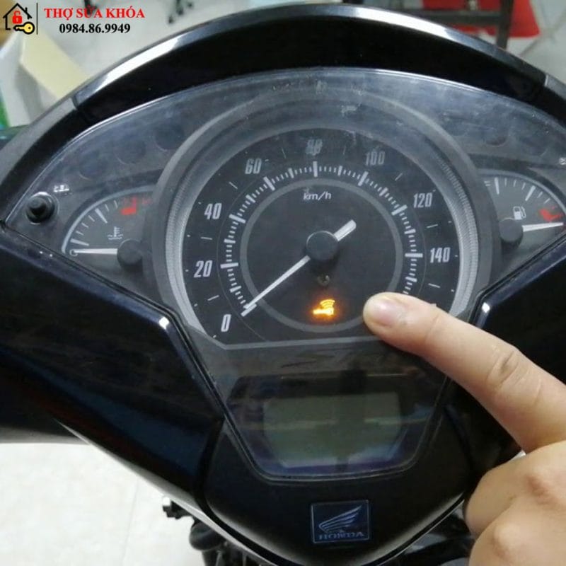 Smartkey Xe Airblade nhấp nháy đèn vàng