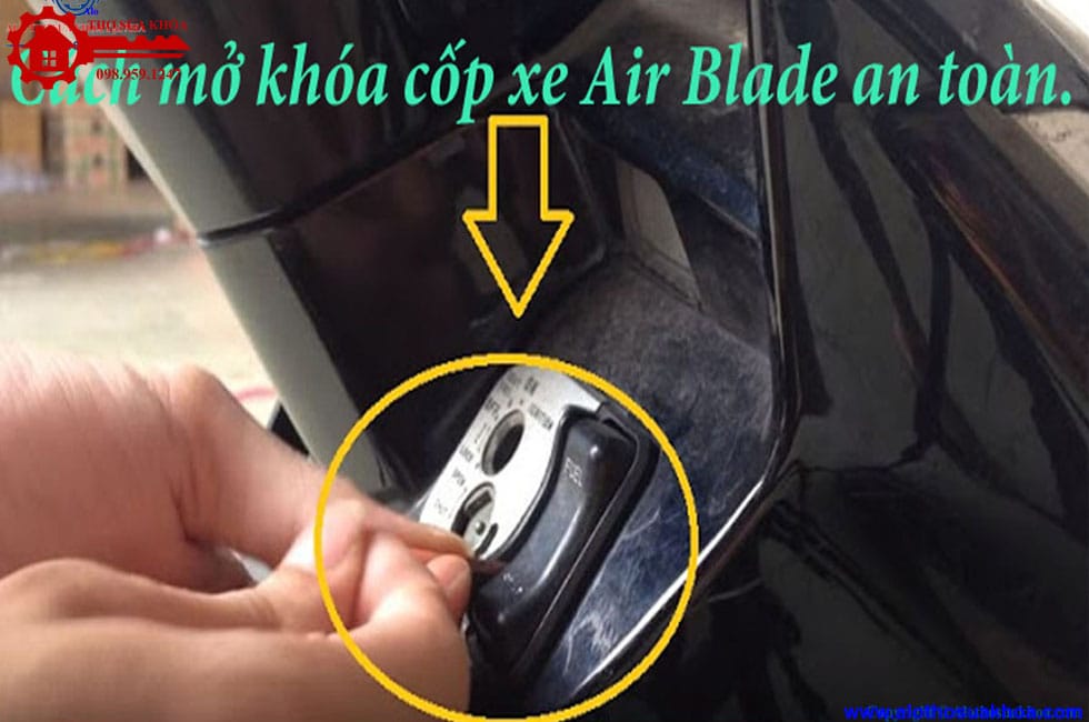 cách mở cốp xe ab khi mất chìa khóa