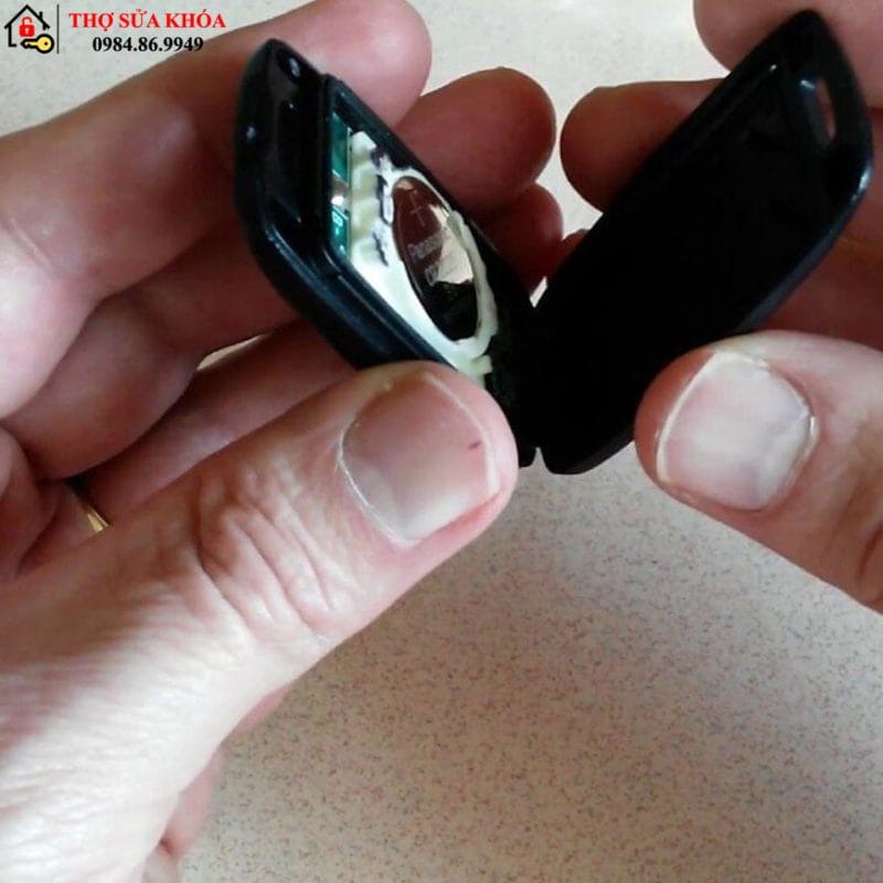 Cách thay pin chìa khóa Xe Grande