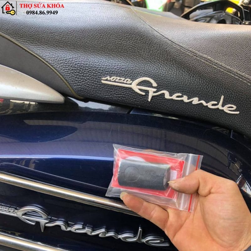 Cách mở Xe Grande khi chìa khóa hết pin