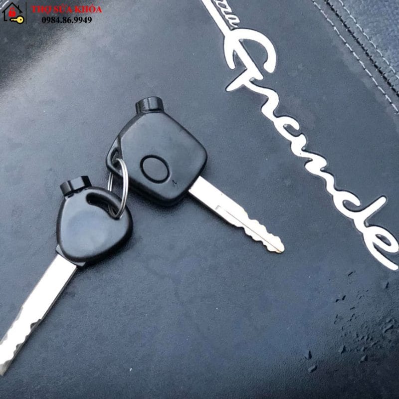 thay ổ khóa xe grande