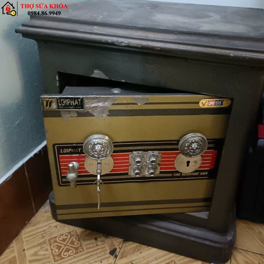 Cách mở két sắt 4 chữ