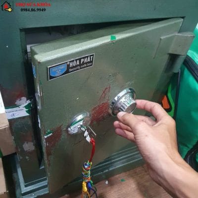 Két sắt bị kẹt không mở được