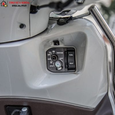 Cách mở khóa cổ Xe Lead bị kẹt
