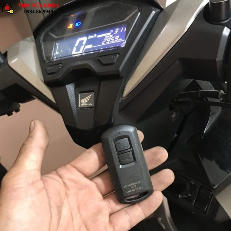 Cách mở Xe Vario khi chìa khóa hết pin
