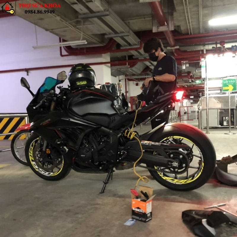 Cách mở Xe Yamaha khi hết bình