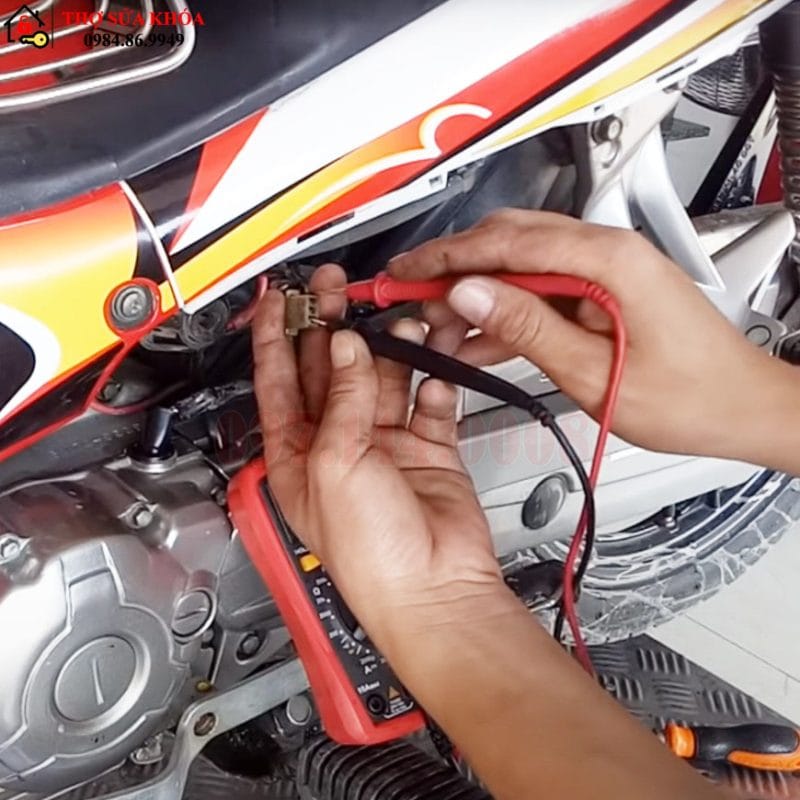 Cách mở Xe Yamaha khi hết bình