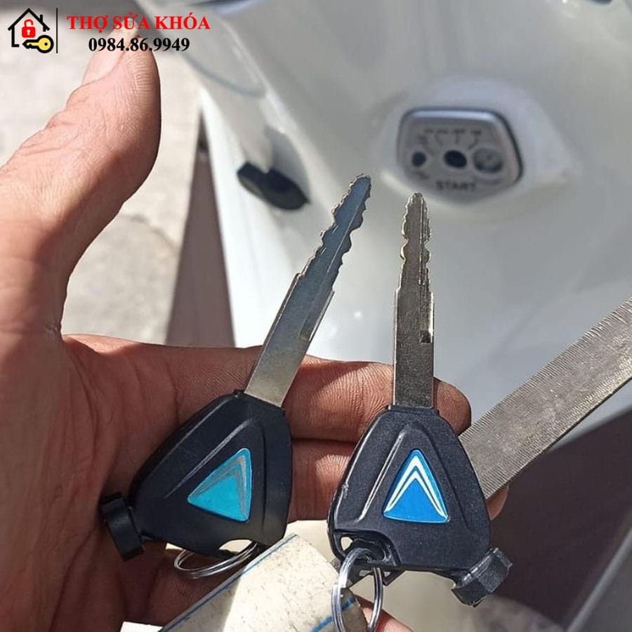 lấy chìa khóa xe máy bị gãy ngậm